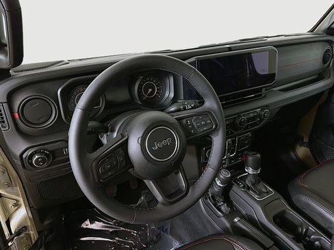 Used 2025 Jeep Gladiator Rubicon w/ Convenience Group AWD/4WD image 20