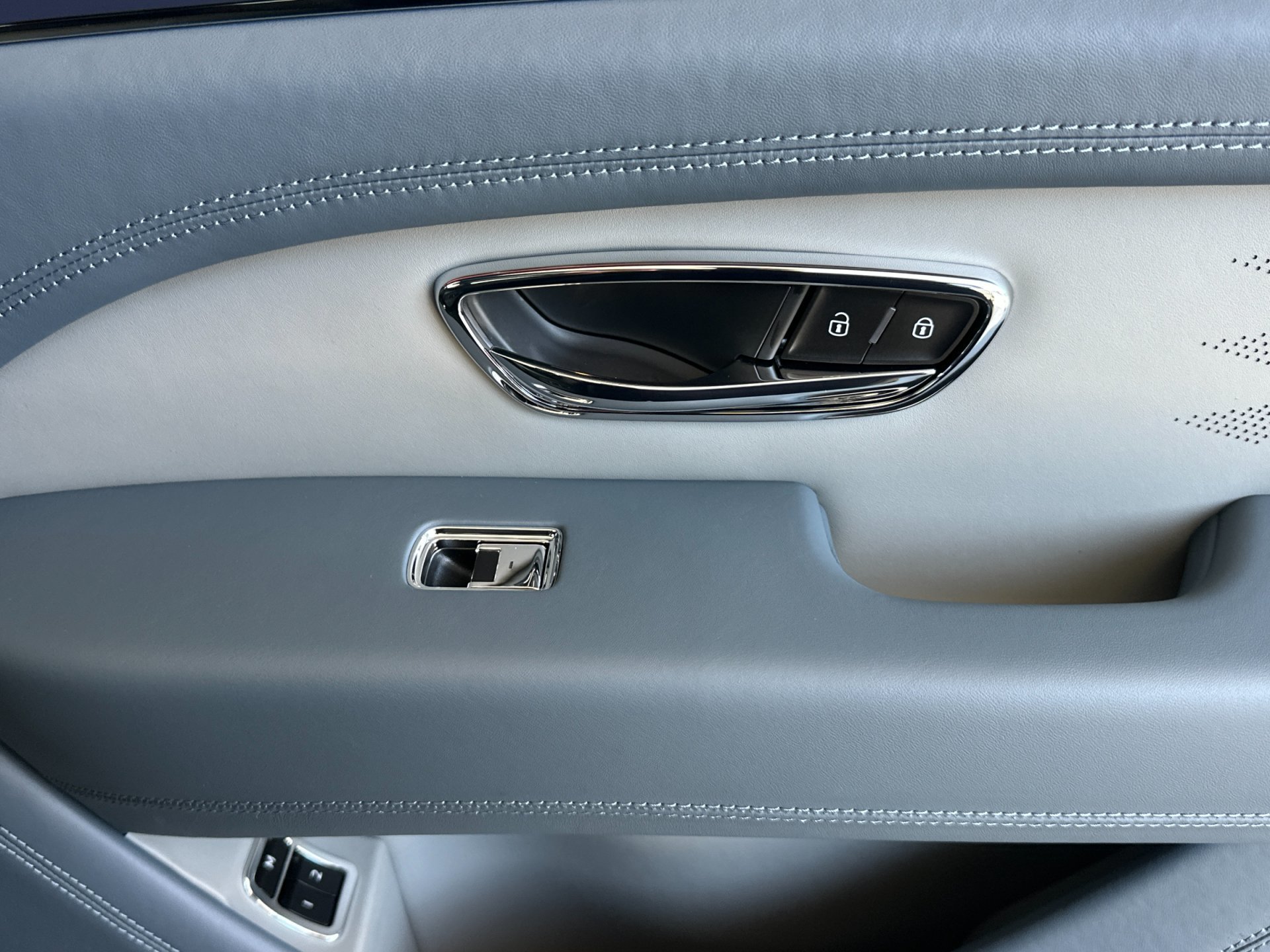 Used 2026 Bentley Bentayga Extended Wheelbase AWD/4WD image 18