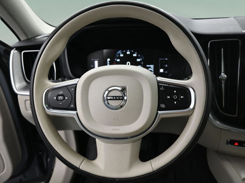 Used 2019 Volvo XC60 T5 Momentum w/ Premium Package image 32