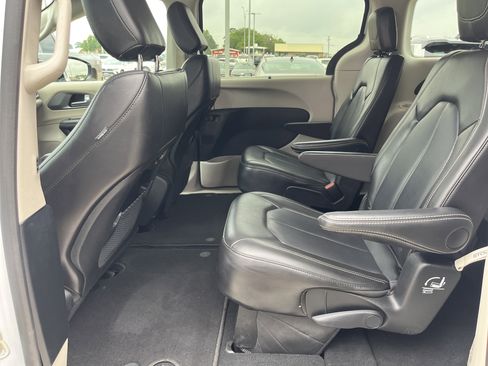 Used 2024 Chrysler Pacifica Touring-L FWD image 10