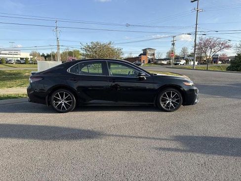 Used 2023 Toyota Camry SE image 4