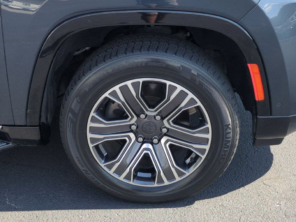 Used 2024 Jeep Wagoneer L Series II w/ Flexible Seating Group AWD/4WD image 11