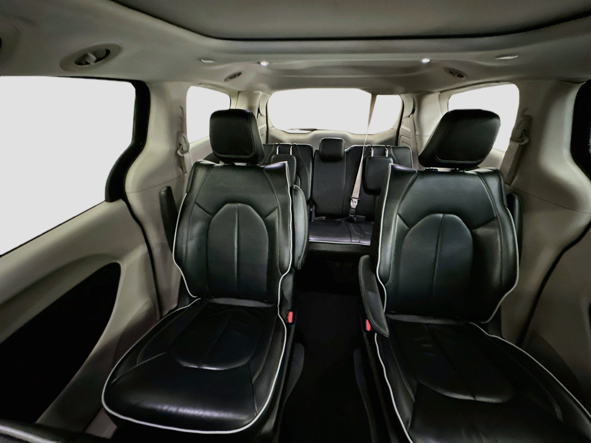 Used 2023 Chrysler Pacifica Limited FWD image 29