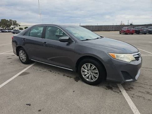 Used 2014 Toyota Camry L image 3