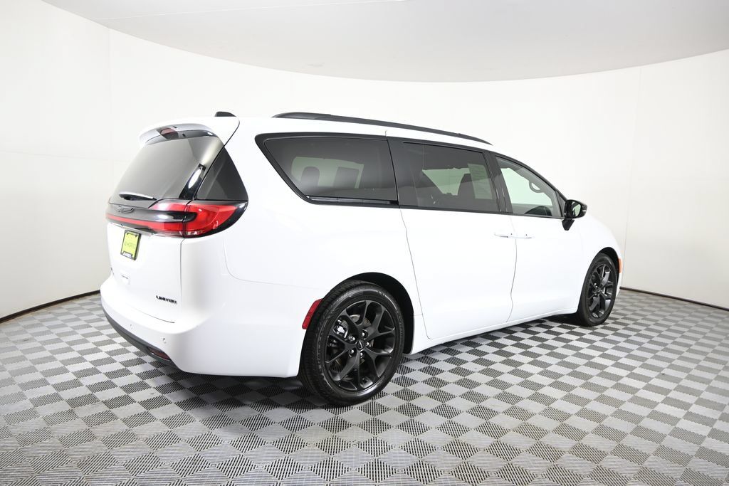 Used 2025 Chrysler Pacifica Limited FWD image 6