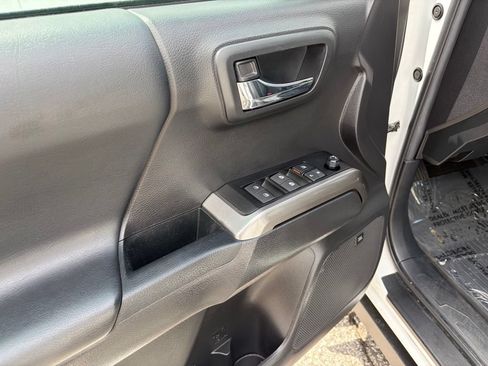 Used 2022 Toyota Tacoma Limited AWD/4WD image 14