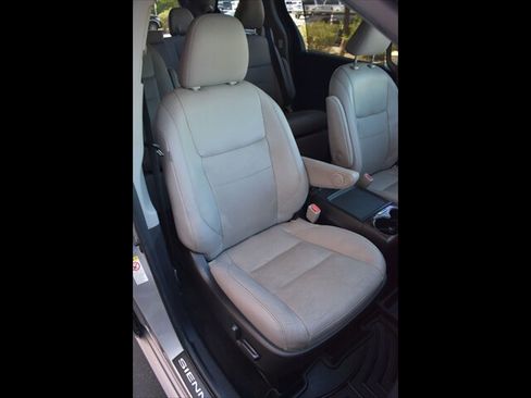 Used 2018 Toyota Sienna Limited Premium w/ Preferred Accessory Package FWD image 37