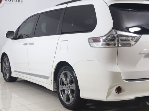 Used 2018 Toyota Sienna SE FWD image 24