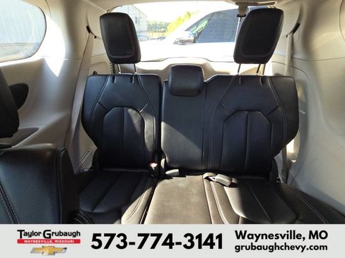 Used 2023 Chrysler Pacifica Touring-L FWD image 13