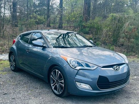 Used 2017 Hyundai Veloster FWD image 6