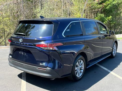 Used 2022 Toyota Sienna LE AWD/4WD image 5