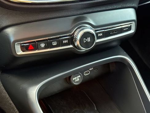 Used 2024 Volvo XC40 B5 Core AWD/4WD image 27