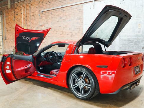 Used 2006 Chevrolet Corvette Coupe w/ Preferred Equipment Group RWD image 29