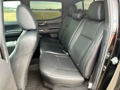 Used 2022 Toyota Tacoma Limited image 23