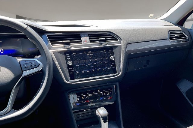 Used 2024 Volkswagen Tiguan SE w/ Panoramic Sunroof Package AWD/4WD image 9