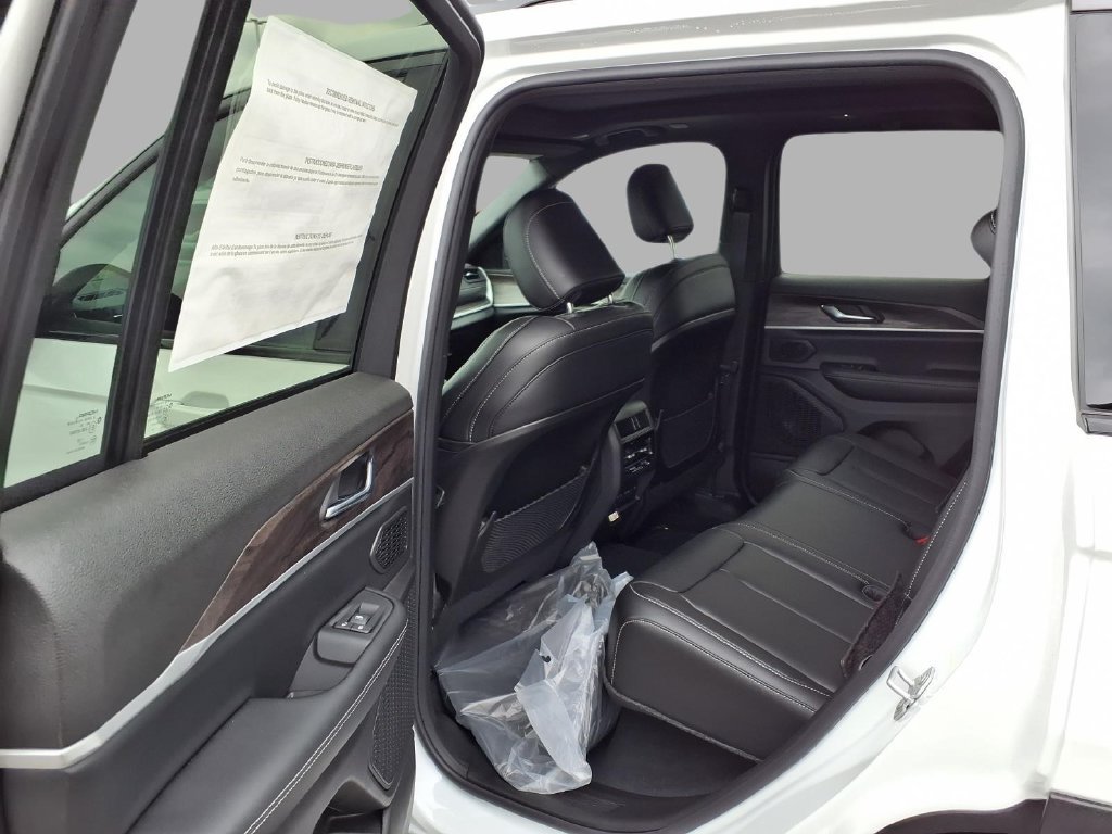 New 2026 Jeep Grand Cherokee Limited w/ Limited Altitude Package AWD/4WD image 23