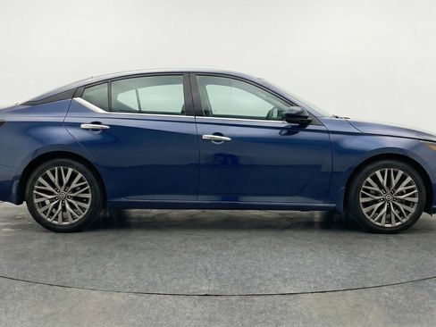Used 2025 Nissan Altima 2.5 SV image 11