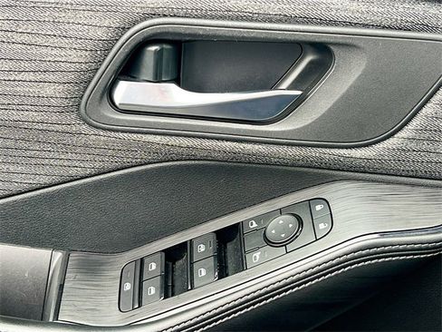 Used 2023 Nissan Rogue SV image 17