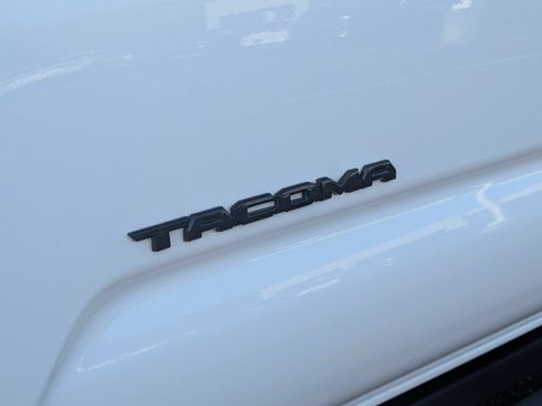 Used 2019 Toyota Tacoma TRD Off-Road AWD/4WD image 9