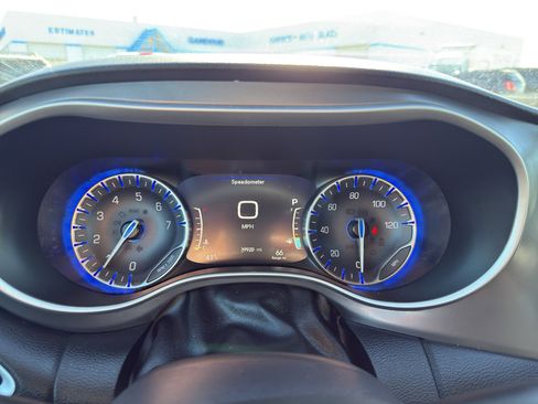 Used 2025 Chrysler Pacifica Select image 17