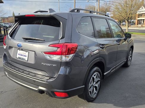 Used 2022 Subaru Forester Premium image 8