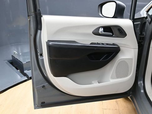 Used 2023 Chrysler Pacifica Touring-L FWD image 39