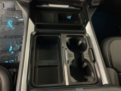 Certified 2025 Ford F450 Platinum w/ FX4 Off-Road Package image 23