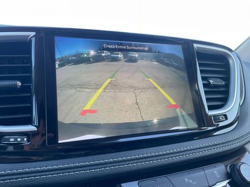 Used 2023 Chrysler Pacifica Touring-L image 25