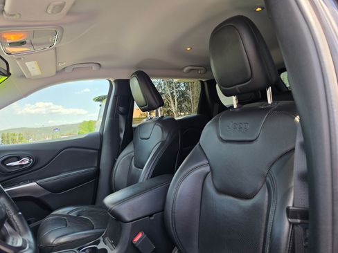 Used 2019 Jeep Cherokee Limited w/ Luxury Group AWD/4WD image 12