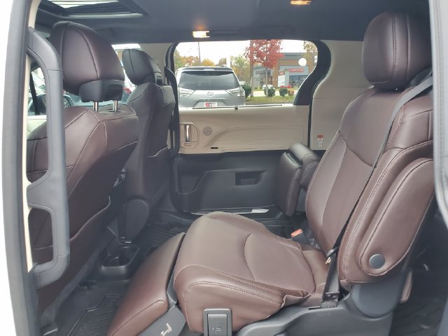 Used 2024 Toyota Sienna Platinum FWD image 9