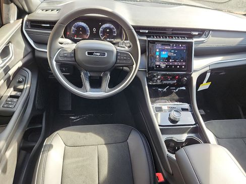 New 2025 Jeep Grand Cherokee Altitude image 7