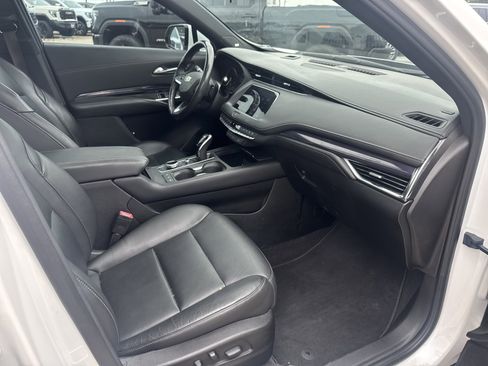 Used 2023 Cadillac XT4 Luxury w/ Cold Weather Package FWD image 16