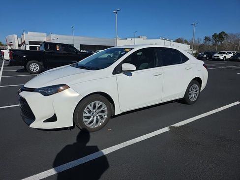 Used 2018 Toyota Corolla LE image 2