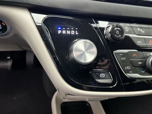 Used 2024 Chrysler Pacifica Touring-L image 25