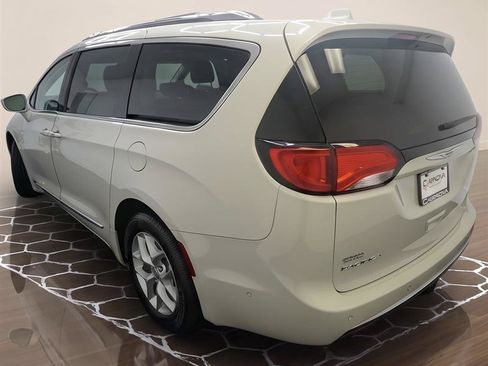 Used 2019 Chrysler Pacifica Touring-L Plus FWD image 7
