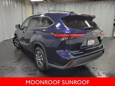 Used 2022 Toyota Highlander XLE AWD/4WD image 6