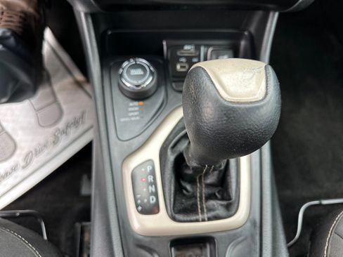 Used 2015 Jeep Cherokee Latitude w/ Cold Weather Group AWD/4WD image 26