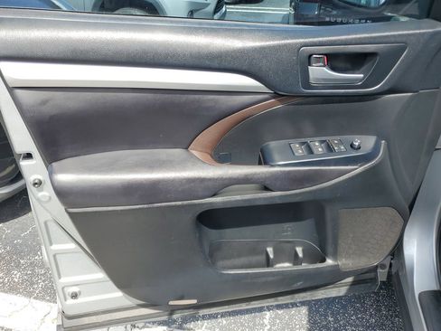 Used 2017 Toyota Highlander SE image 14