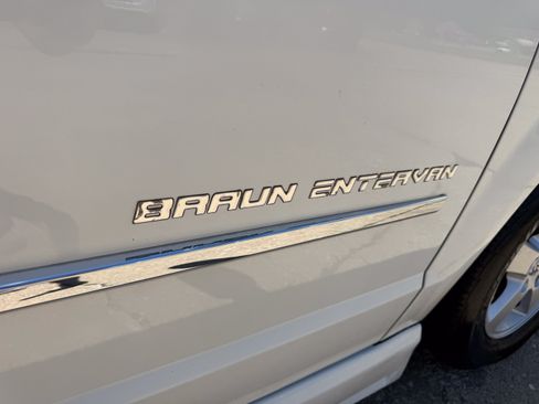 Used 2010 Dodge Grand Caravan SXT w/ Trailer Tow Group FWD image 10
