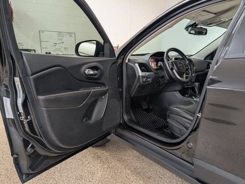 Used 2016 Jeep Cherokee Trailhawk w/ Cold Weather Group AWD/4WD image 6