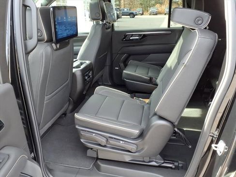 New 2026 Chevrolet Suburban Premier image 7