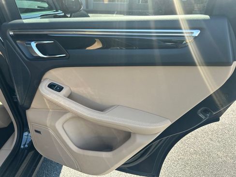 Certified 2026 Porsche Macan AWD/4WD image 9