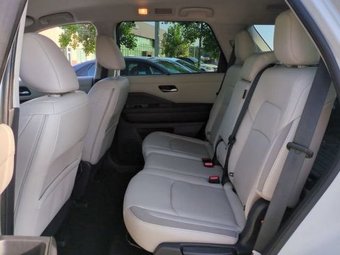 Used 2023 Nissan Pathfinder SL AWD/4WD image 14
