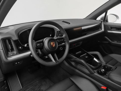 Certified 2025 Porsche Cayenne image 4