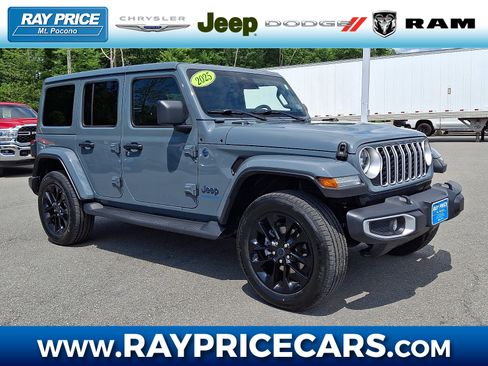 Used 2025 Jeep Wrangler Unlimited Sahara AWD/4WD image 1