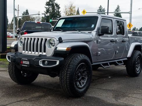 Used 2020 Jeep Gladiator Overland image 3