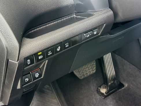 Used 2025 Toyota Sienna Platinum FWD image 10