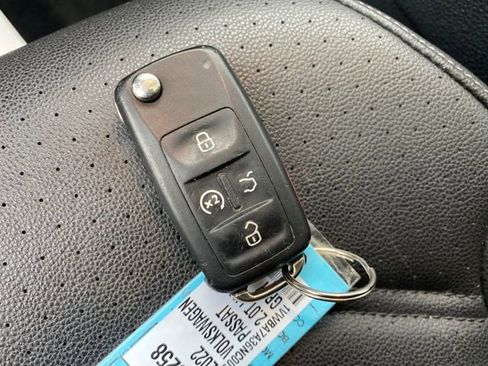 Used 2022 Volkswagen Passat 2.0T image 23