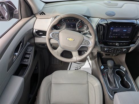 Used 2021 Chevrolet Traverse LT image 19