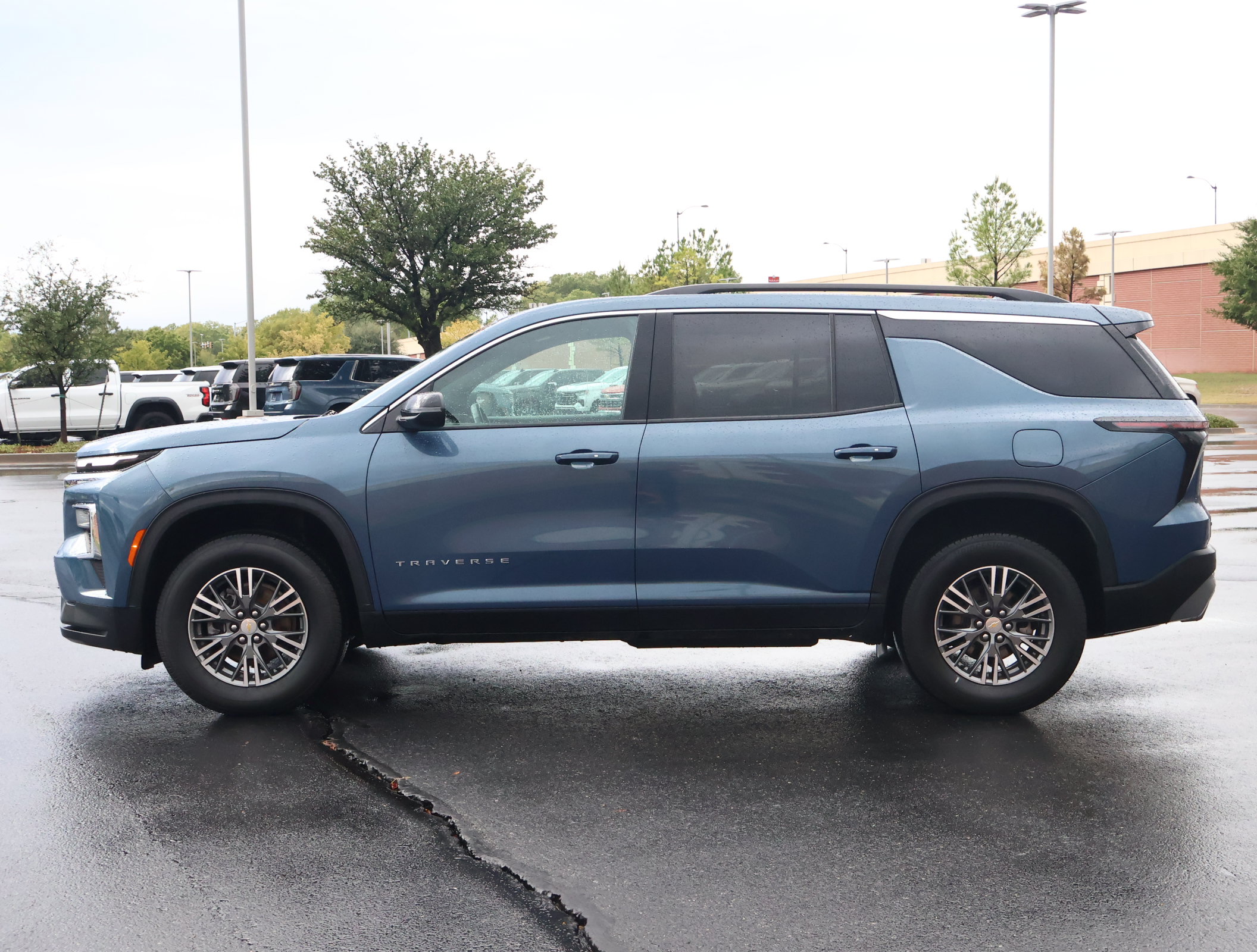 Used 2025 Chevrolet Traverse LT AWD/4WD image 32